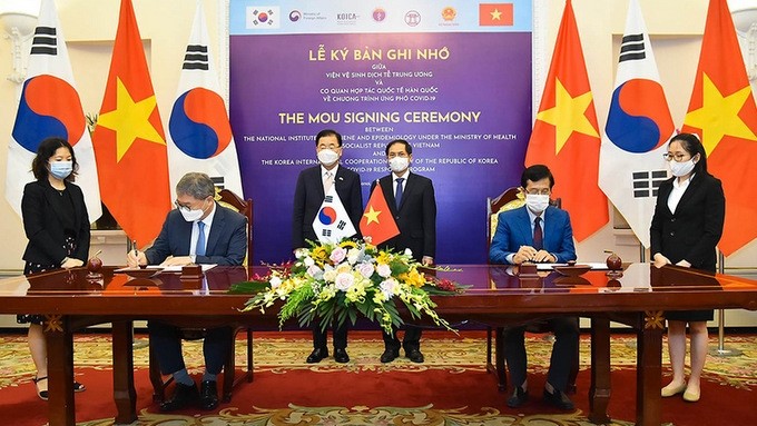 Vietnam and the ROK signing a Memorandum of Understanding on the cooperation for coping with COVID-19. (Photo: Foreign Ministry)