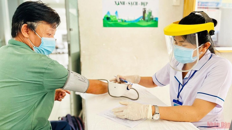 A man receives check-up before getting vaccinated against COVID-19 in Ho Chi Minh City. (Photo: NDO)