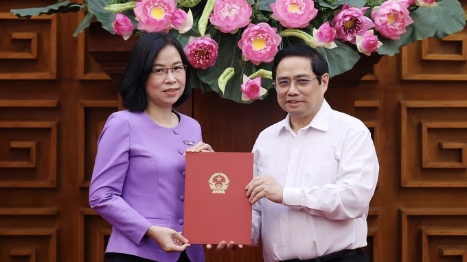 PM Pham Minh Chinh hands over appointment decision to Vietnam News Agency’s General Director Vu Viet Trang. (Photo: VNA)