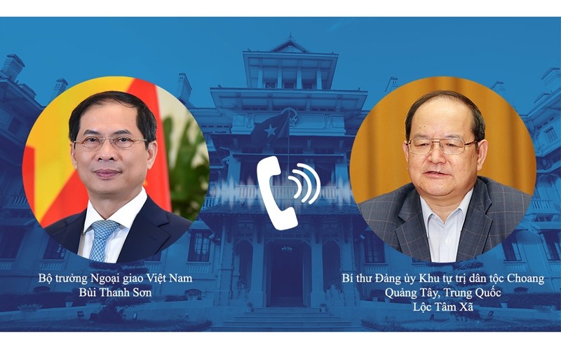 Foreign Minister Bui Thanh Son (L) talks on the phone with Party Secretary of China’s Guangxi Zhuang Autonomous Region Lu Xinshe. (Photo: MOFA)