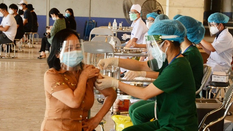 A foreigner is Hanoi is vaccinated against COVID-19 (Photo: Hanoimoi)
