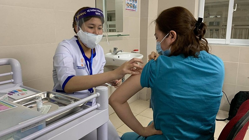 ADB forecasts that the Vietnamese economy will bounce back if the COVID-19 pandemic is brought under control by the end of 2021 and 70% of the country’s population are vaccinated by the second quarter of 2022. (Illustrative image)