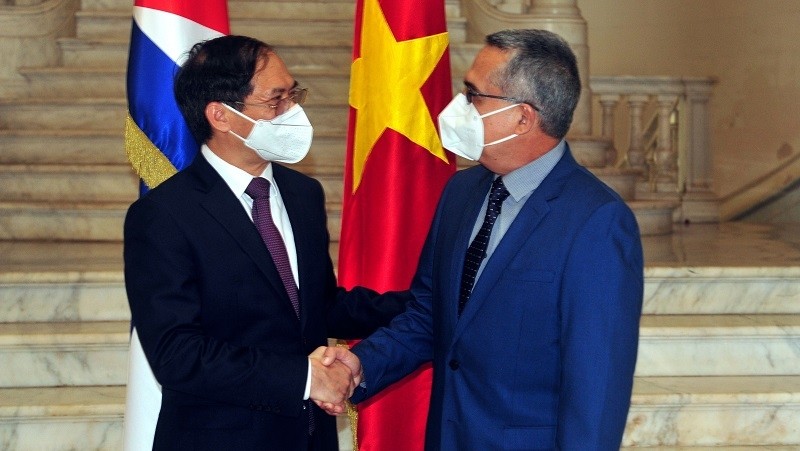 Foreign Minister Bui Thanh Son and his Cuban counterpart Bruno Parrilla (Photo: VNA)