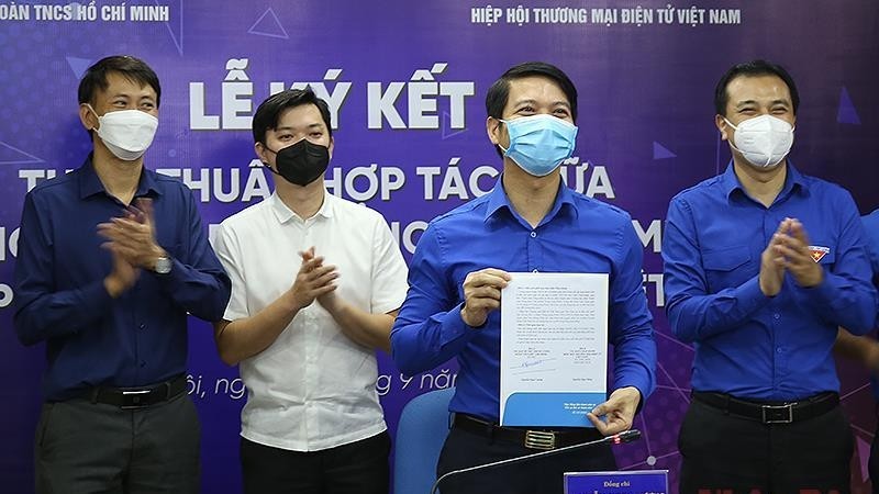 Secretary of the Ho Chi Minh Communist Youth Union Nguyen Ngoc Luong, also President of the Vietnam Youth Federation (2nd from right) performs the signing ceremony in online form.