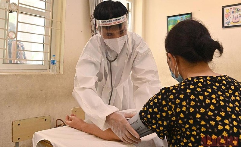 Medical screening before vaccination against COVID-19 in Hanoi. (Photo: DANG ANH)
