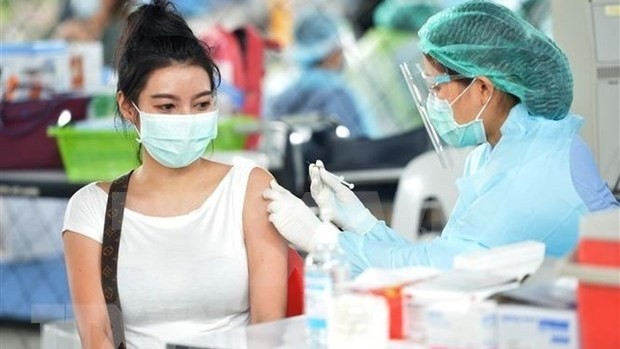 A woman receives a dose of COVID-19 vaccine in Bangkok, Thailand on April 7, 2021. (Photo: Xinhua/VNA)