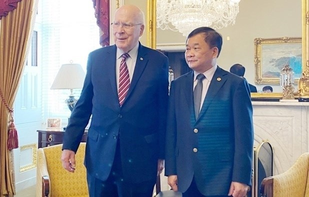 Deputy Minister of National Defence Sen. Lieut. Gen. Hoang Xuan Chien (R) and Patrick Leahy, president pro tempore of the US Senate (Photo: qdnd.vn)