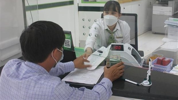 A customer making transactions at a Vietcombank branch in Kon Tum province (Photo: VNA)