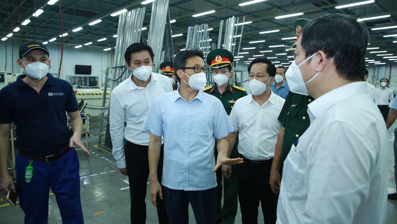 Deputy Prime Minister Vu Duc Dam examines  production activities in Linh Trung 1 industrial park in Ho Chi Minh City’s Thu Duc city (Photo: VGP)