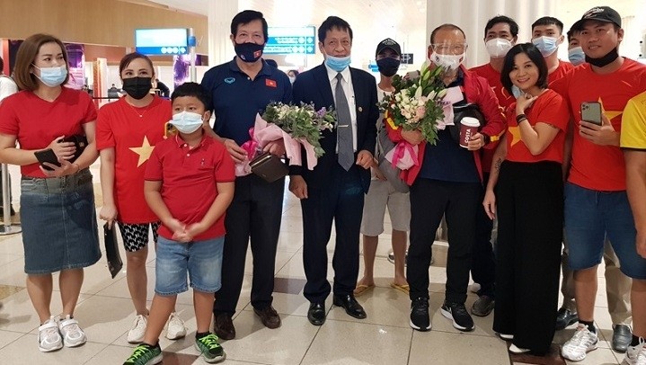 Vietnamese Ambassador to the UAE Nguyen Manh Tuan presents flowers to the Vietnamese team at Dubai International Airport. (Photo: VFF)