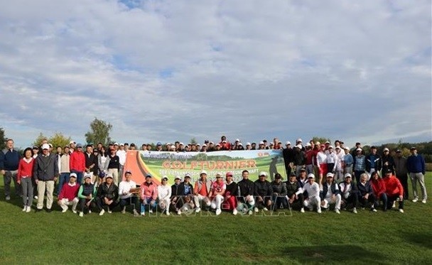 The friendly Vietnam-Germany golf tournament attracts the participation of 100 golfers. (Photo: VNA)