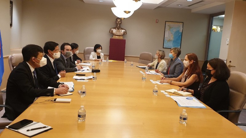 Deputy Minister Le Quoc Doanh and the delegation of the MARD working with the USTR. (Photo via NDO)