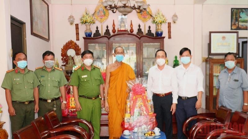 Leaders of Tra Vinh Provincial Party Committee present Sene Dolta gifts at Khmer Pagoda (Ward 1, Tra Vinh City).