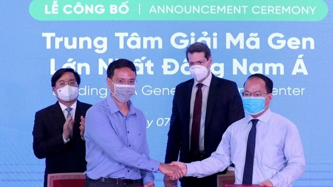 Genetica CEO Cao Anh Tuan and NIC Director Vu Quoc Huy at the announcement ceremony of the genome sequencing centre. (Photo: VGP)