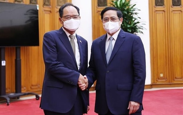 Prime Minister Pham Minh Chinh (R) and ROK Ambassador Park Noh-wan (Photo: VNA)