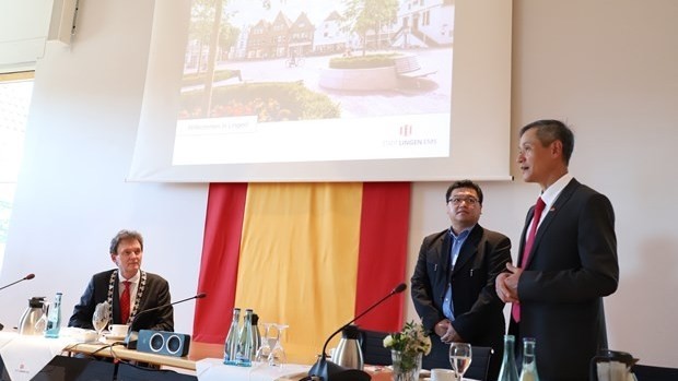 Vietnamese Ambassador to Germany Nguyen Minh Vu (R) speaks at the meeting with Lingen Mayor Dieter Krone (L). (Photo: VNA)