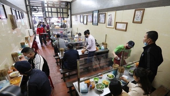 In-person services at restaurants in Hanoi will be allowed from Thursday. (Photo:VNA)
