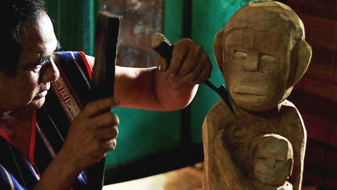 Artisan K’Sor H’Nao is carving charnel house statues. (Photo: NDO)