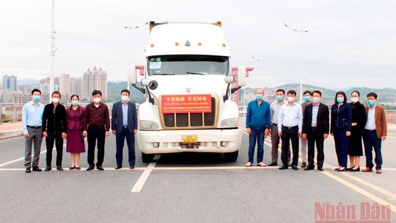 The authorities of Mong Cai city and the Ministry of Health receive aid from Zhuang Autonomous Region in China’s Guangxi province. (Photo: NDO)