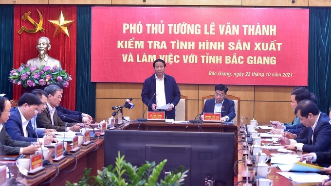 Deputy PM Le Van Thanh speaking at the working session with Bac Giang province's leaders. (Photo: VGP)