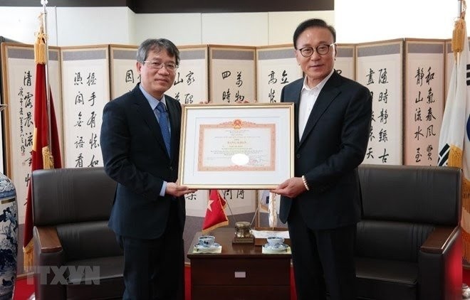 Vietnamese Ambassador to the ROK Nguyen Vu Tung (L) presents certificate of merit to Honorary Consul General Park Soo-kwan (Photo: VNA)