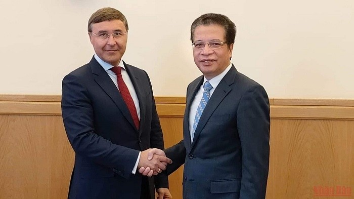 Vietnamese Ambassador Dang Minh Khoi (R) and Russian Minister of Science and Higher Education Falkov Valery Nhikolaievich (Photo: NDO)