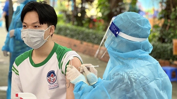 A high school student in Cu Chi district receives his COVID-19 vaccine shot (Photo: Ho Chi Minh municipal Centre for Disease Control and Prevention)