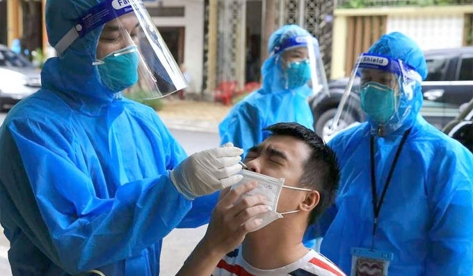 Health forces take samples for SARS-CoV-2 testing from people in Phu Ly city, Ha Nam province. (Photo: NDO)
