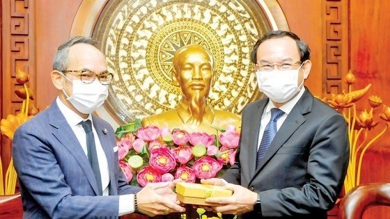 Secretary of the HCM City Party Committee Nguyen Van Nen (R) receives Thai Ambassador to Vietnam Nikorndej Balankura (Photo: www.sggp.org.vn)