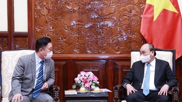 President Nguyen Xuan Phuc (R) and Lee Cheng Kun (Photo: VNA)
