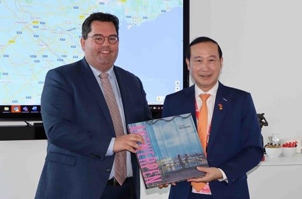 Managing Director of the Port of Antwerp Kristof Watershoot presents a souvenir to Vietnamese Ambassador to Belgium Nguyen Van Thao (R). (Photo: VNA)