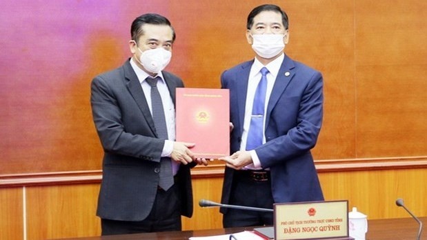 Vice Chairman of Hung Yen provincial People’s Committee Dang Ngoc Quynh presents the decision to the TDH Ecoland company of Vietnam. (Photo: hungyen.gov.vn)