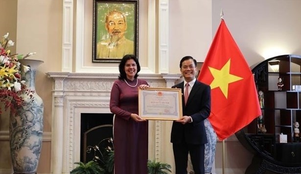 Vietnamese Ambassador to the US Ha Kim Ngoc (R) presents the Friendship Order from the President to Lianys Torres Rivera, former Ambassador of Cuba to Vietnam. (Photo: VNA)