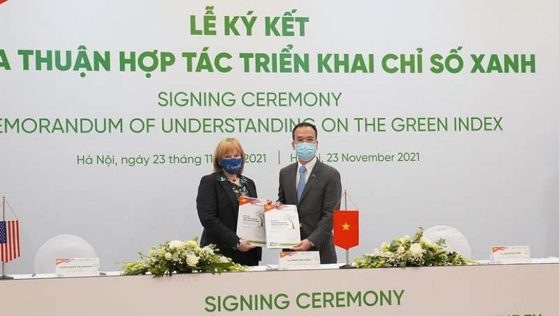 The VCCI and Suntory PepsiCo Vietnam sign the MoU on the Green Index.