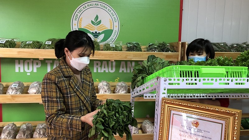 At a selling venue of OCOP products in Thuong Tin district (Photo: NDO/Nguyen Trang)