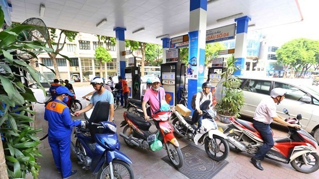 The retail prices of oil and petrol were adjusted down starting from 3 pm on November 25. (Photo: VNA)