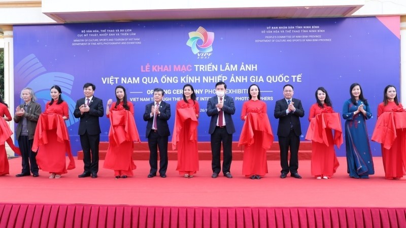 Exhibition “Vietnam through the lens of international photographers” opens