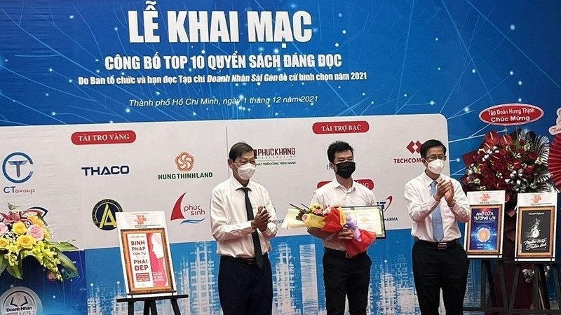 Authors of the top 10 books worth reading in 2021 honoured. (Photo: LINH BAO)