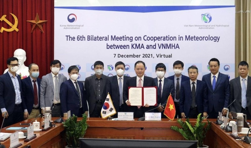 The Vietnam Meteorological and Hydrological Administration (VNMHA) and the Korea Meteorological Administration (KMA) hold the 6th bilateral meeting via videoconference on December 7. (Photo: VNA)