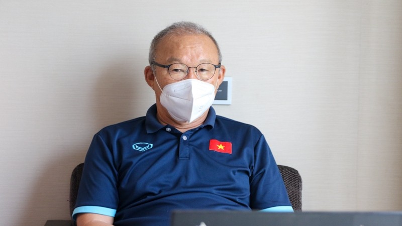 Vietnam’s manager Park Hang-seo in a pre-match briefing ahead of their upcoming group match against Cambodia in the 2020 AFF Suzuki Cup. (Photo: Vietnam Football Federation)