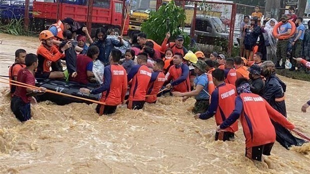 Evacuating people out of a flooded area in the Philippines (Photo: AFP/VNA)