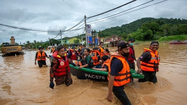 Rescuers evacuate people from flooded areas in Hulu Langat, Selangor, Malaysia on December 19. (Photo: XINHUA/VNA)