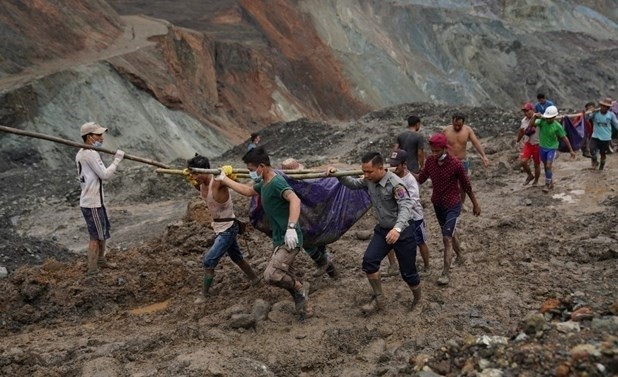 Rescuers searched for victims of jade mine landslide in Myanmar in 2020 (Photo: AFP)