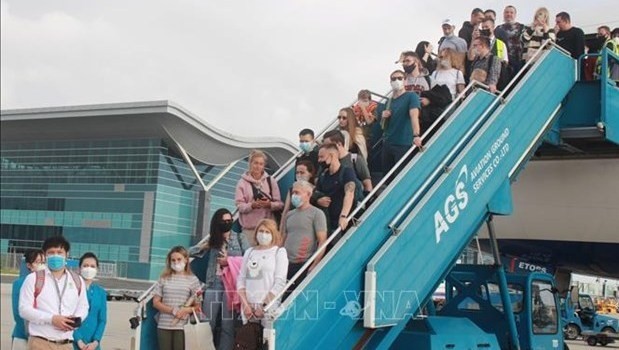 Russian tourists holding vaccine passports arrive in Khanh Hoa province (Photo: VNA)
