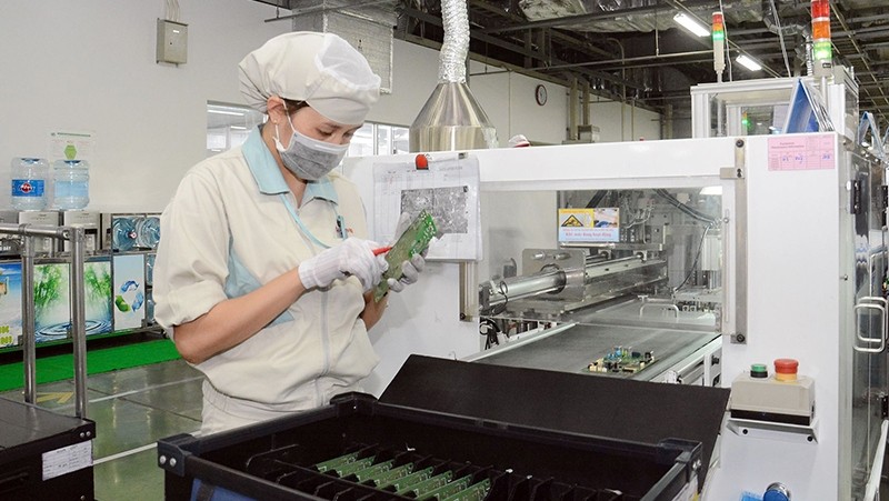 The production of electronic components at Canon Vietnam Company in Bac Thang Long Industrial Park, Hanoi. (Photo: DUY LINH)