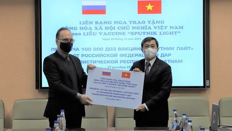 Deputy Minister of Health Tran Van Thuan receives vaccine donated by Russia. (Photo: MOH)