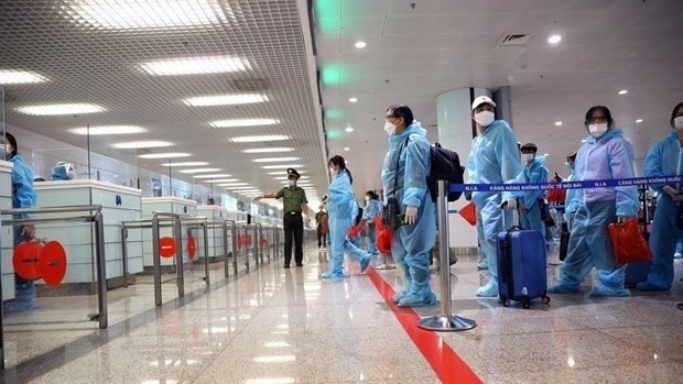 Passengers wait to handle procedures at Noi Bai International Airport in Hanoi (Photo: VNA)