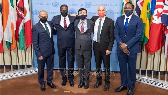 Permanent representative of Vietnam to the United Nations Ambassador Dang Dinh Quy (centre) and representatives of Estonia, Niger, Saint Vincents & the Grenadines and Tunisia at the ceremony mark the end of the term of five non-permanent members of the UNSC for 2020-2021. (Photo: VNA)