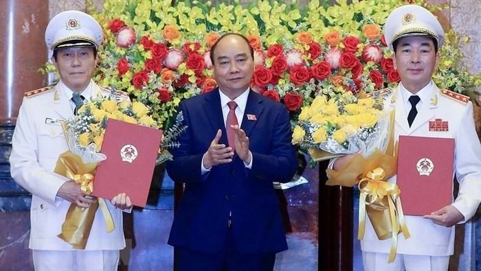 President Nguyen Xuan Phuc (middle) presents the promotion decisions to two deputy ministers of public security (Photo: VNA)