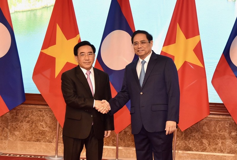 Prime Minister Pham Minh Chinh (R) and Lao Prime Minister Phankham Viphavanh. (Photo: NDO/Tran Hai)